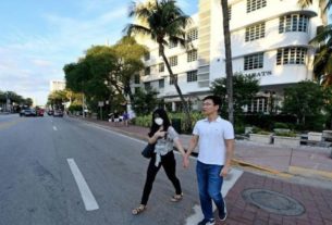 Casal asiático em rua de Miami