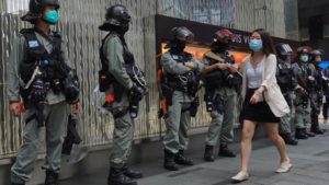 Polícia nas ruas de Hong Kong: região deve perder autonomia com nova lei chinesa