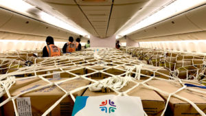O avião foi modificado para transportar a carga desde a China até o Aeroporto do Galeão, no Rio de Janeiro