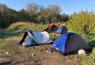 Barracas de refugiados em Calais: rotina de evacuação pela polícia continua na pandemia
