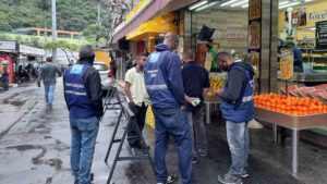 Agentes da Prefeitura fiscalizam comércio essencial na Rocinha