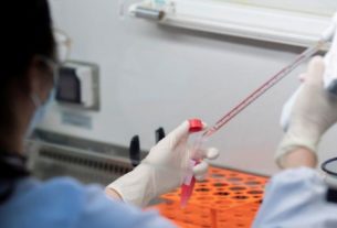 Funcionária trabalha em laboratório durante pesquisa sobre o novo coronavírus em Pequim