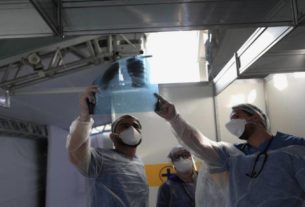 Médicos examinam raio-x de paciente em hospital na cidade de São Paulo, Brasil