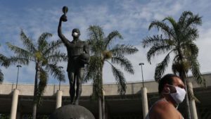 Estátua de Bellini, capitão da seleção brasileira, no estádio do Maracanã, durante a Copa do Mundo de 1958, usa uma máscara protetora no primeiro dia de uso obrigatório de máscaras no Rio de Janeiro, em meio à doença por coronavírus