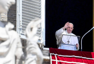 O papa Francisco acena aos presentes na Praça de São Pedro, em Roma, em que cita o número de vítimas da covid-19, no Brasil