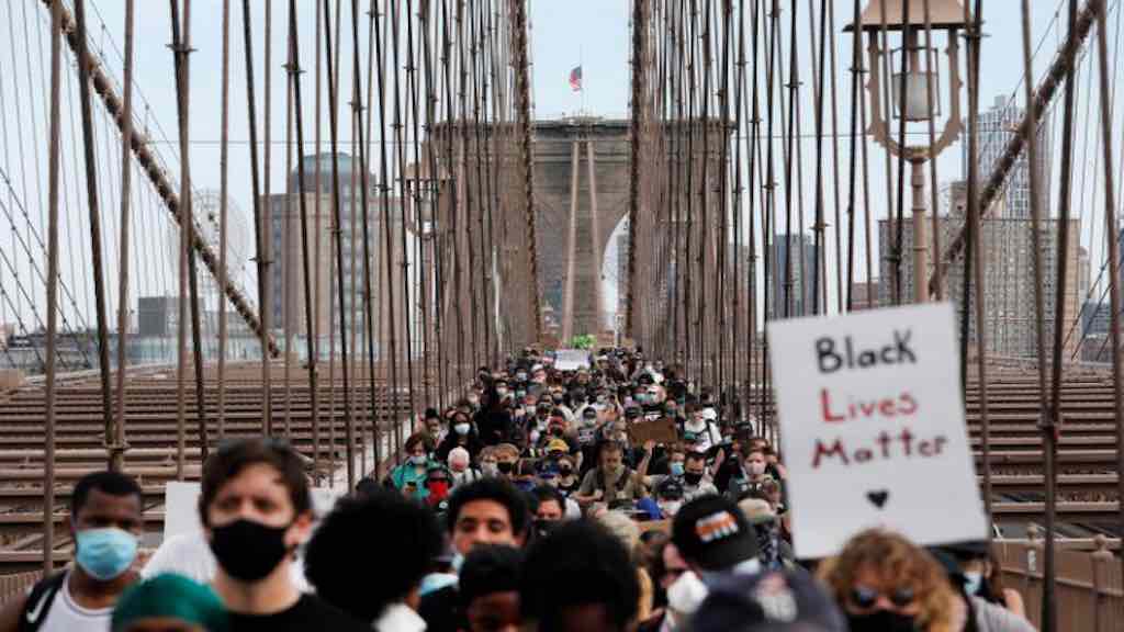 Manifestantes atravessam ponte do Brooklyn durante protesto contra brutalidade policial após morte de George Floyd