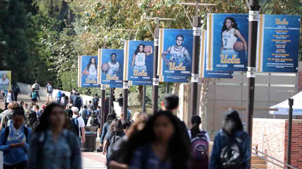 Estudantes da Universidade da Califórnia Los Angeles (UCLA) caminham no campus da instituição em Los Angeles