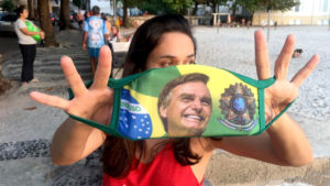 Bolsonaro insiste em recomendar o uso da cloroquina, substância sem qualquer efeito confirmado contra a covid-19
