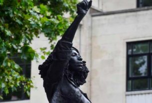 Escultura de manifestante negra em Bristol, Reino Unido