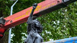 Estátua de manifestante é retirada de pedestal em Bristol