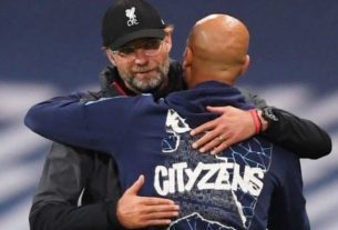 Técnicos Juergen Klopp e Pep Guardiola se abraçam após partida entre Manchester City e Liverpool