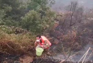 Bombeiro voluntário ajuda a combater incêndio florestal em Oleiros, em Portugal