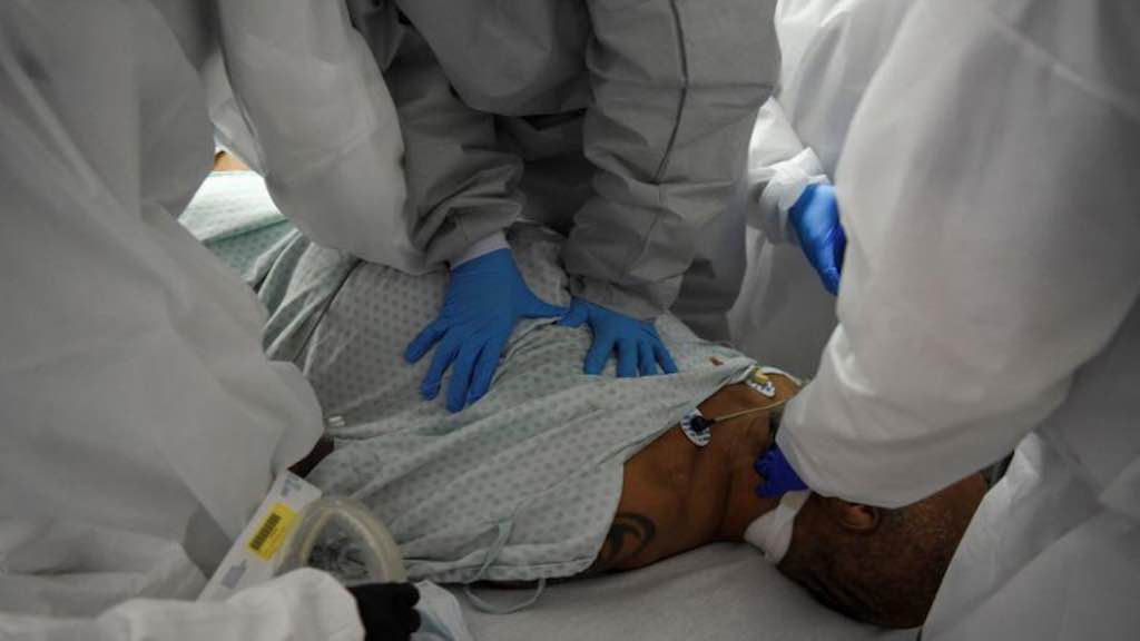 Médico faz reanimação cardiorrespiratória em paciente infectado com o novo coronavírus no Memorial Medical Center, em Houston, Texas