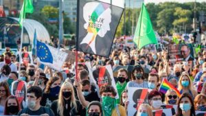 Milhares saíram às ruas em várias cidades da Polônia em protesto contra os planos do governo de deixar o tratado