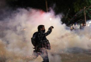 Manifestante joga bomba de gás lacrimogêneo de volta em agentes federais em Portland