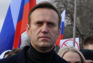 Líder oposicionista russo Alexei Navalny permanece em coma após suspeita de envenenamento