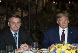 Presidentes Jair Bolsonaro (Brasil) e Donald Trump (EUA) posam para fotos antes de jantar em Mar-a-Lago, na Flórida