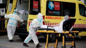 Paciente é transferido para hospital em Madri durante pandemia de coronavírus