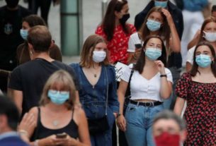 Pessoas usam máscaras de proteção em Nantes, na França