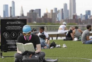 Parque com medidas de distanciamento em Nova York: EUA são o país com mais casos e mortes por covid-19 no mundo