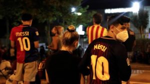 Torcedores do Barcelona se reúnem no exterior do estádio Camp Nou