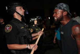 Homem confronta policial de Wisconsin