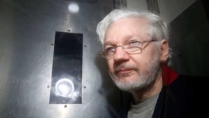 Fundador do WikiLeaks, Julian Assange, deixa tribunal em Londres