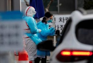 Profissional de saúde se prepara para colher amostra para teste de detecção de covid-19 em Daegu, na Coreia do Sul