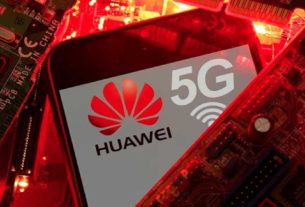 Smartphone com a marca da empresa chinesa Huawei e o logo do seu 5G