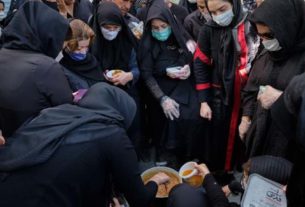 Mulheres recebendo doações no Irã, um dos países que não lançou nenhuma medida específica de apoio ou proteção