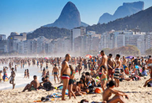 Durante todo o fim de semana, os espaços nas areias das praias, na Zona Sul do Rio, ficaram escassos
