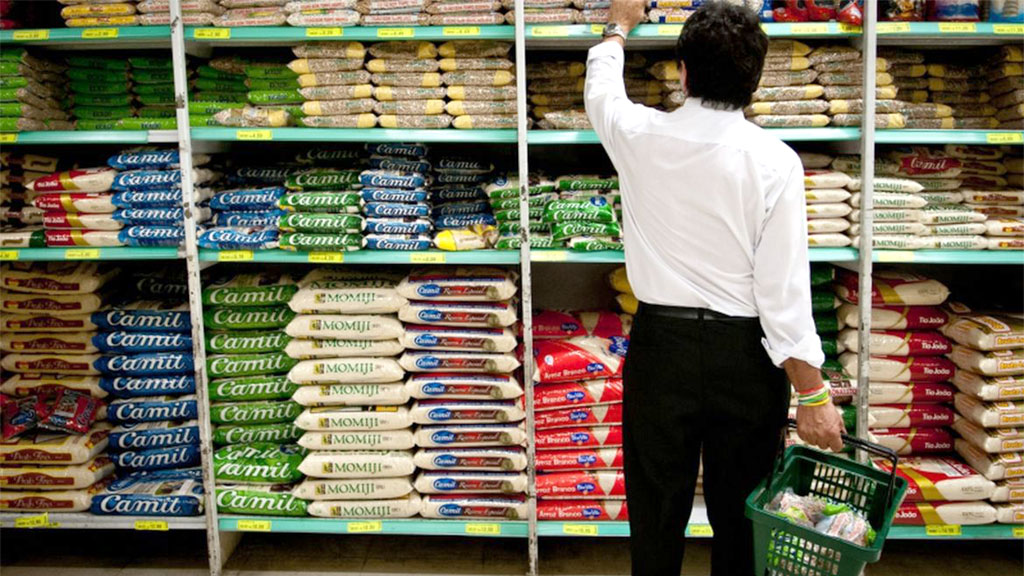 O preço dos cereais tem subido, dia após dia, e um saco de 5 kg de arroz já custa mais de R$ 50 em alguns supermercados