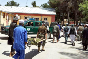 Vítimas do atentado suicida são retiradas do local onde ocorreu a explosão, na capital afegã