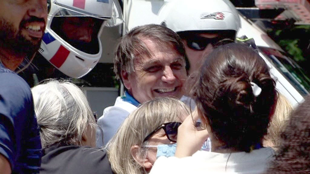 Bolsonaro voltou a promover uma aglomeração, sem usar máscara higiênica contra covid-19