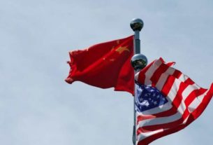 Bandeiras da China e dos EUA em Xangai
