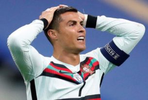 Cristiano Ronaldo lamenta lance durante jogo de Portugal contra a França