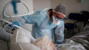 Profissional de saúde trata paciente com covid-19 em hospital em Vannes, na França