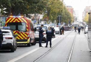 Policiais no local do atentado, numa rua comercial muito movimentada de Nice