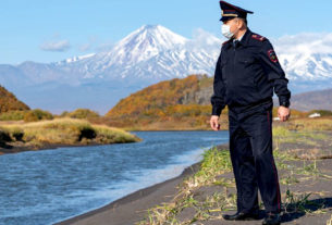 Policial russo vistoria local onde ocorre a poluição das águas, no santuário ecológico de Kamchatka