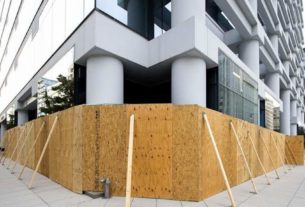 Temores de tumultos em Washington: placas de madeira protegem prédio perto da Casa Branca