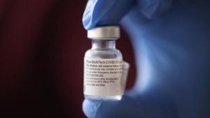 Doses da vacina da Pfizer em parceria com a Biontech precisa ser transportada e armazenada a 70 graus Celsius negativos