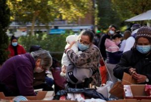 Integrantes de organização não-governamental distribuem alimentos em Madri