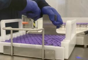 Frascos de vacina contra a covid-19 da farmacêutica Pfizer durante produção nos EUA
