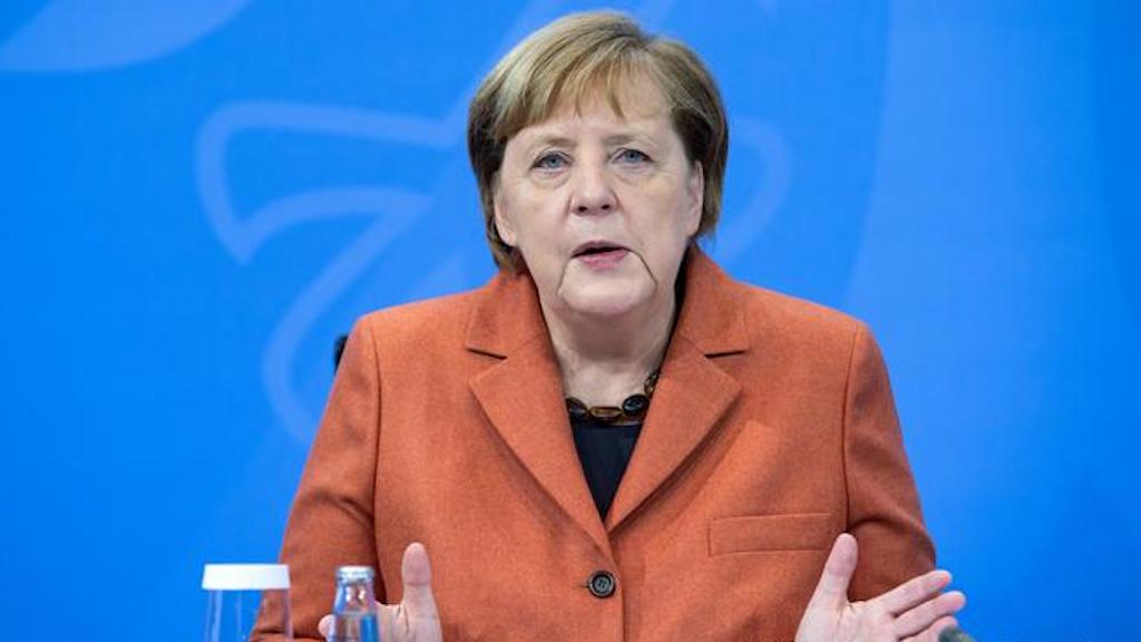Merkel durante entrevista coletiva para anunciar novas restrições contra pandemia de covid-19