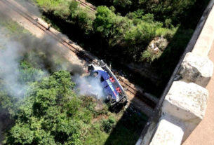 Ônibus cai de viaduto na BR-381 em Minas Gerais