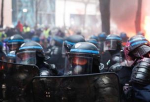 Policiais durante protesto contra lei que, segundo críticos, criminaliza a divulgação dos rostos de policiais e infringe a liberdade de imprensa