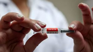 Enfermeira segura dose da CoronaVac, vacina contra a covid-19 fabricada pela farmacêutica chinesa Sinovac