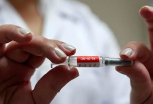 Enfermeira segura dose da CoronaVac, vacina contra a covid-19 fabricada pela farmacêutica chinesa Sinovac