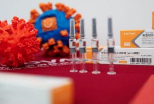 Caixas da potencial vacina contra covid-19 Coronavac em fábrica da Sinovac em Pequim