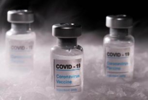 Frascos rotulados como de vacina contra covid-19